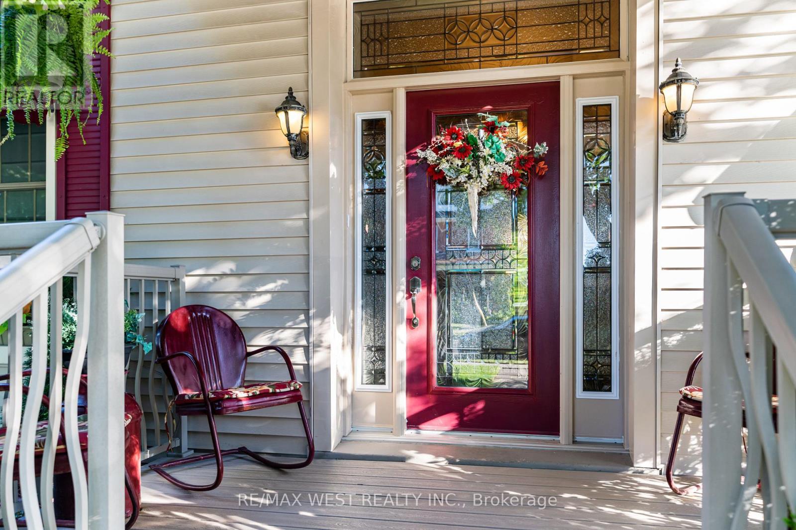 560 Peel Street Property Photo 3