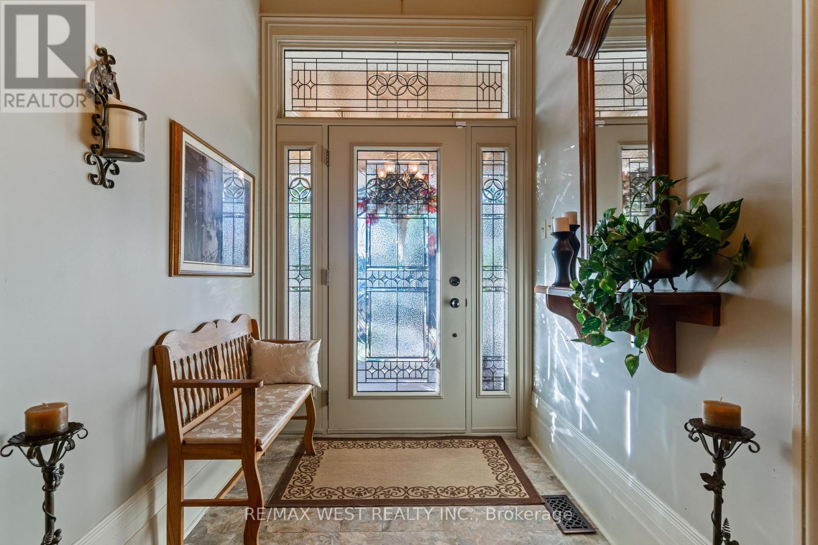 560 Peel Street Property Photo 4