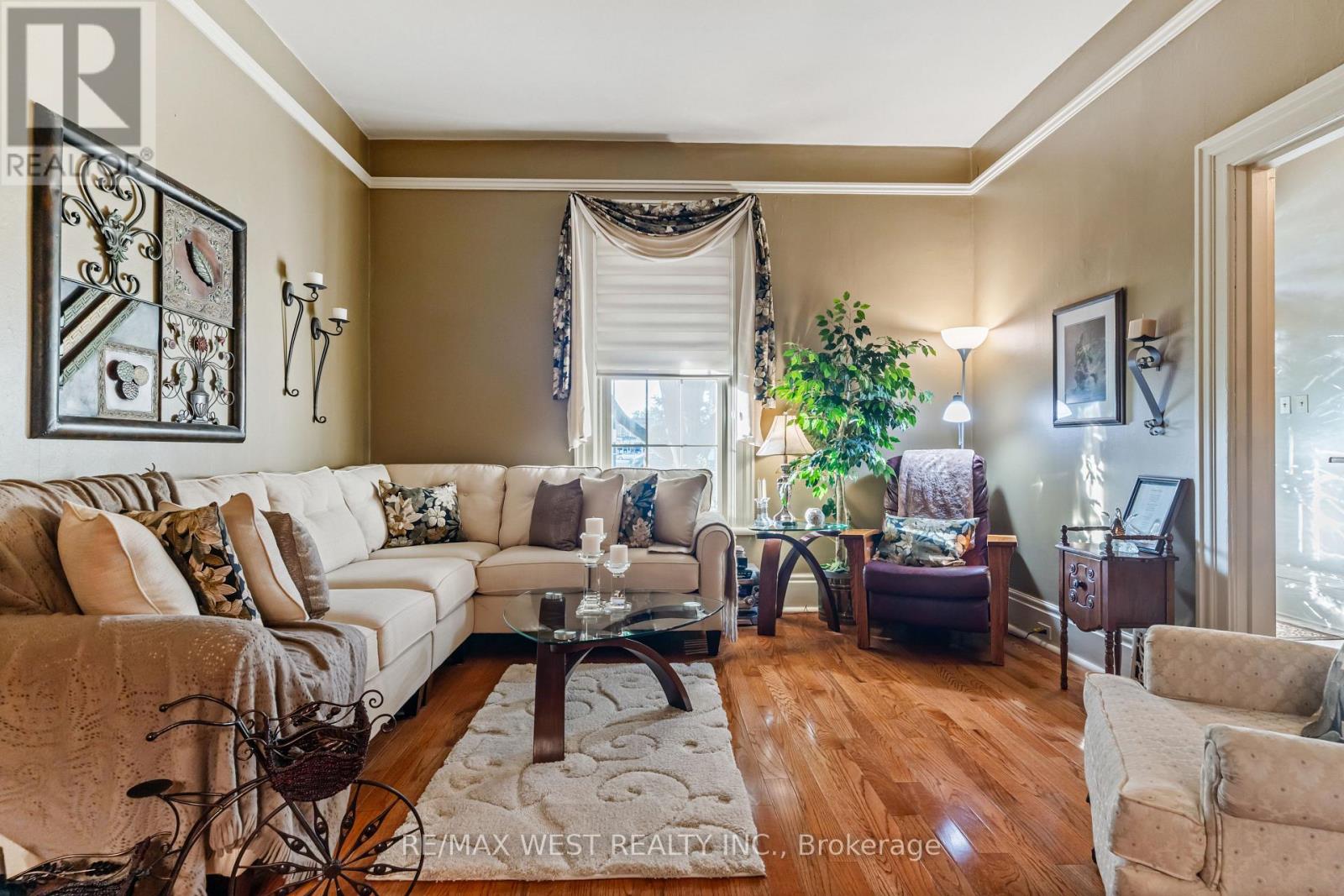 560 Peel Street Property Photo 5