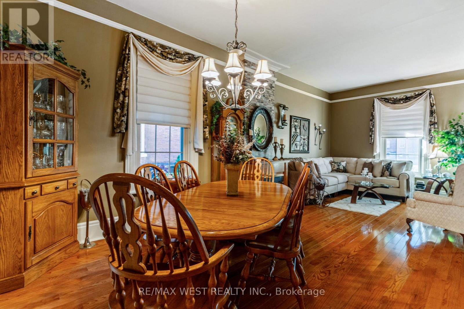 560 Peel Street Property Photo 6