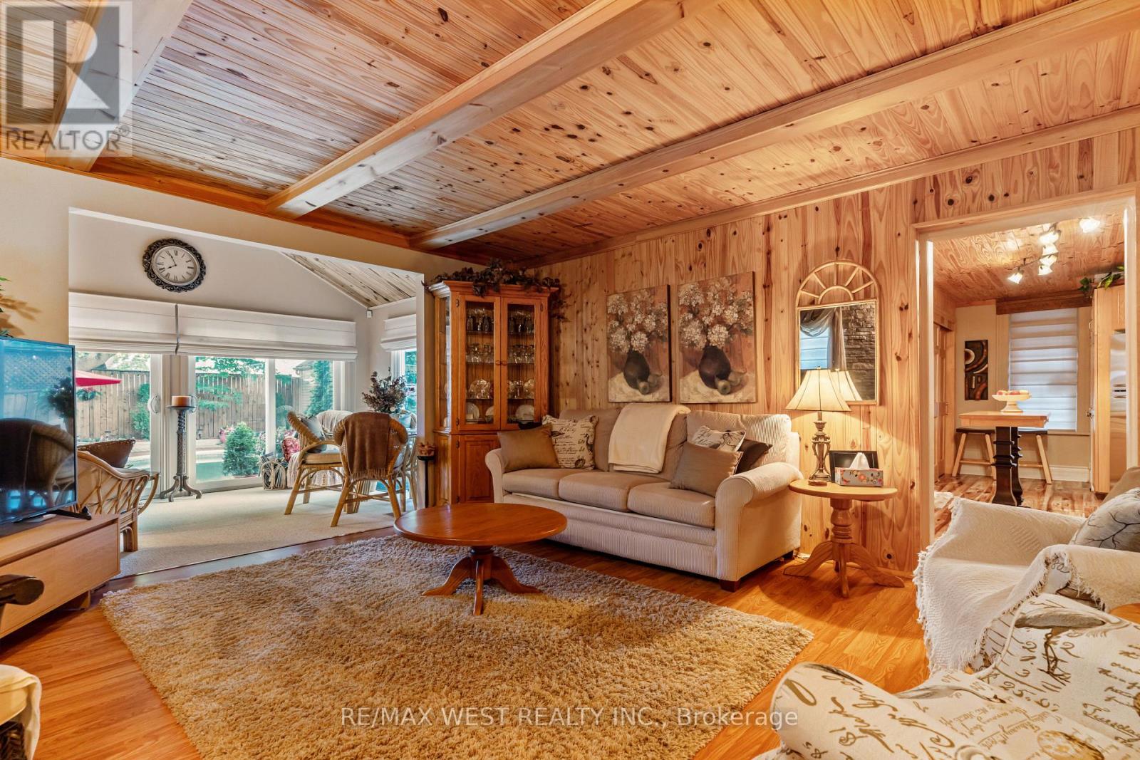 560 Peel Street Property Photo 8
