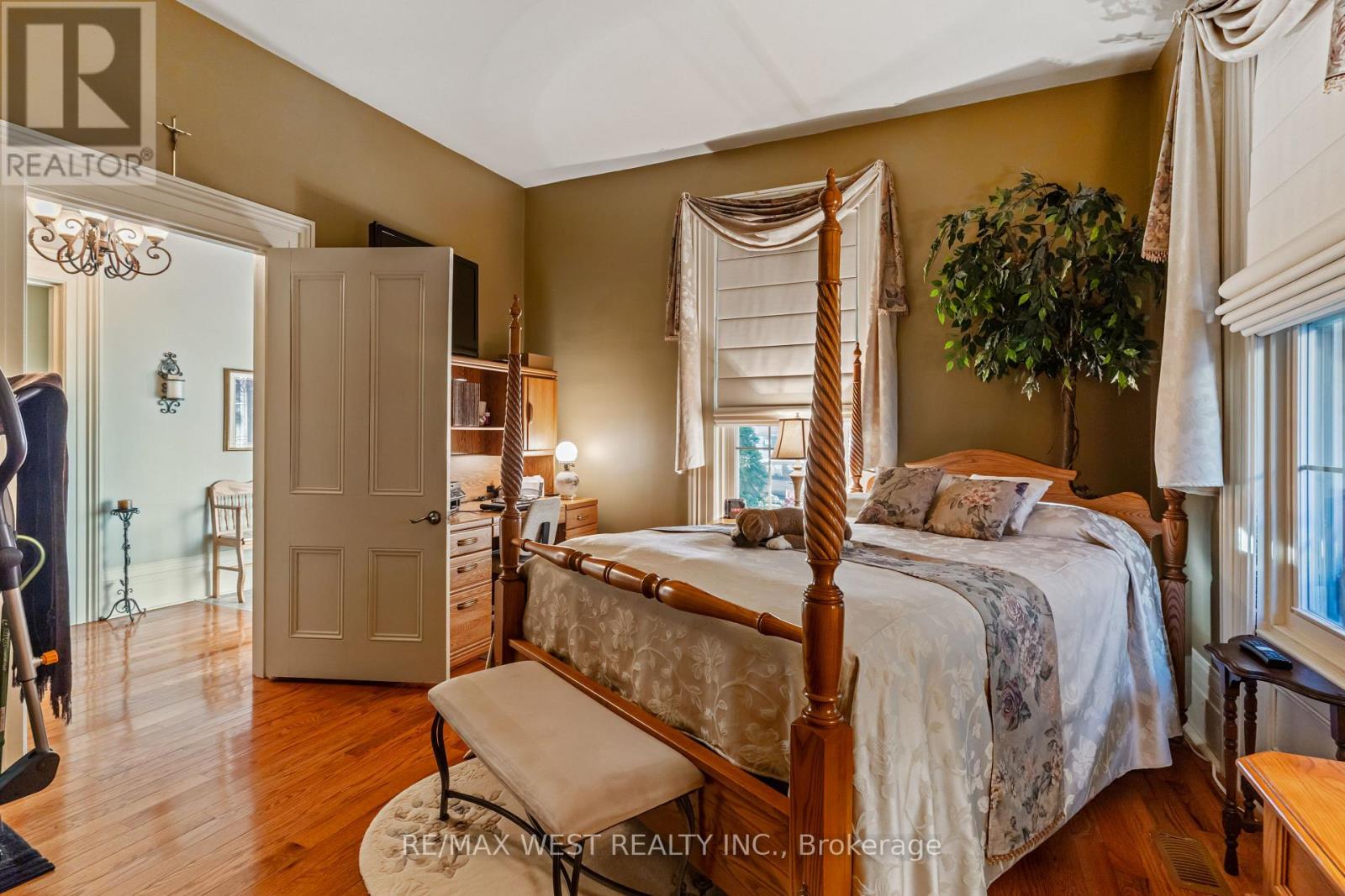 560 Peel Street Property Photo 10