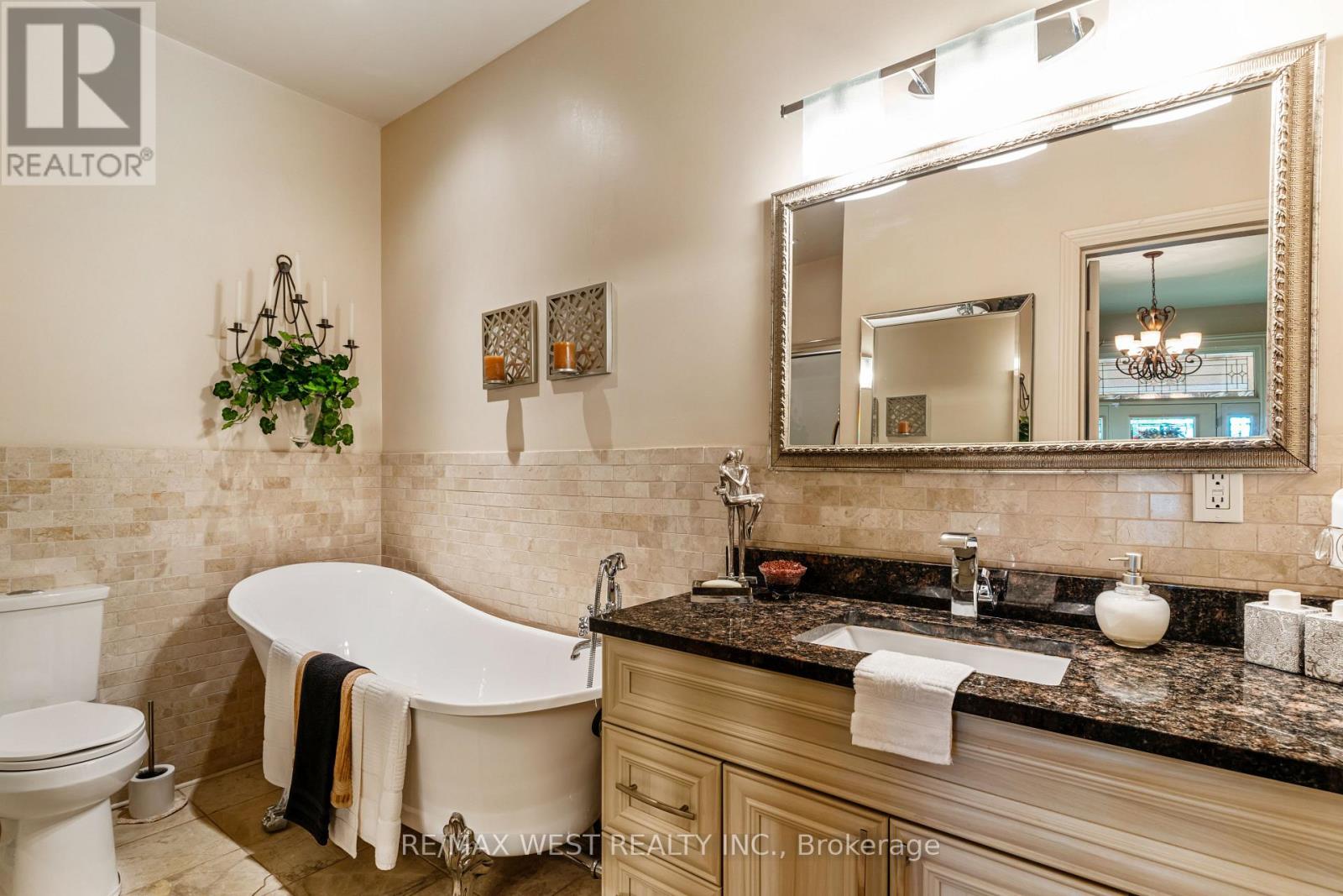 560 Peel Street Property Photo 11