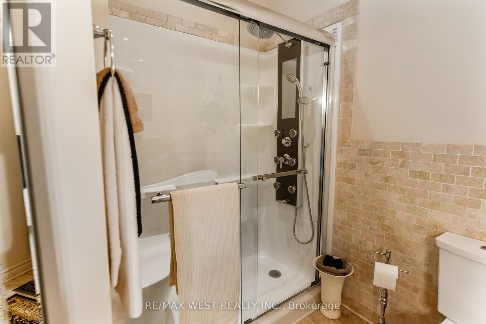 560 Peel Street Property Photo 12