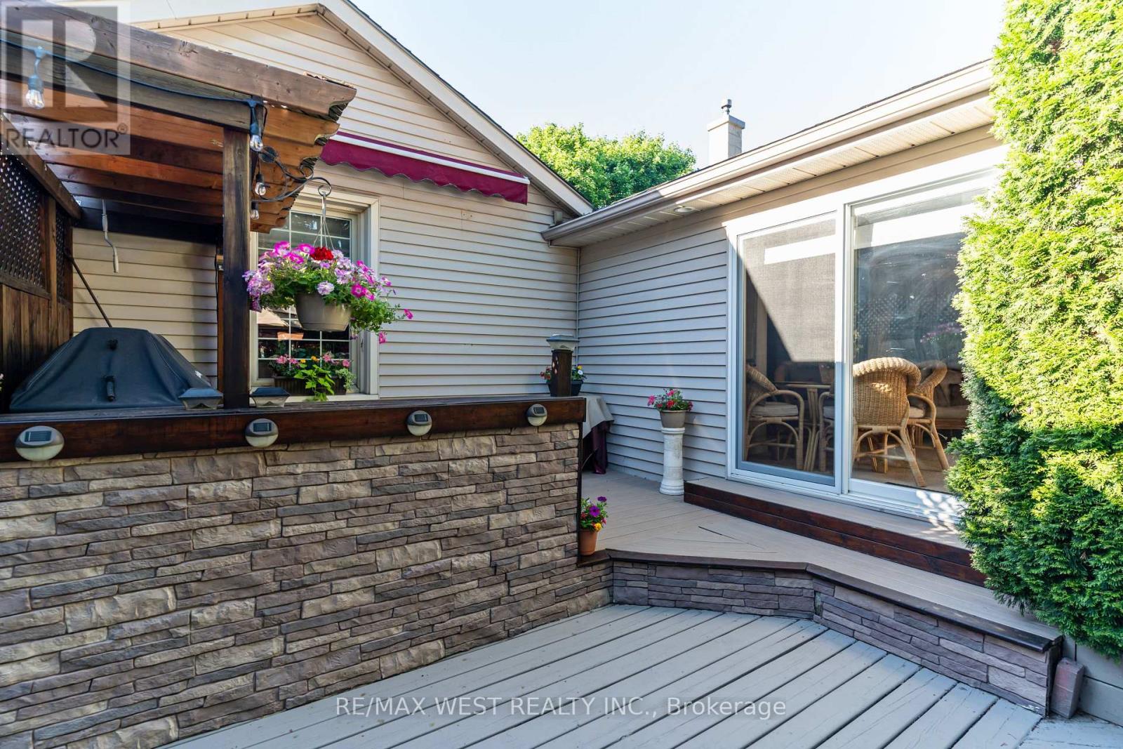 560 Peel Street Property Photo 14
