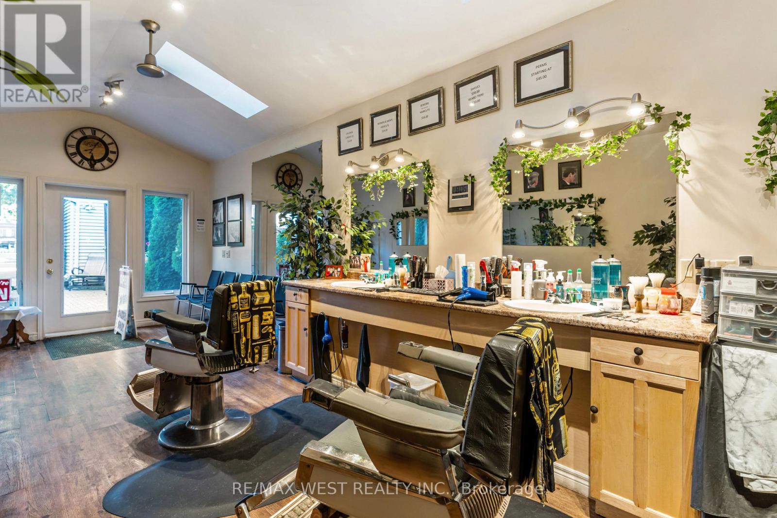 560 Peel Street Property Photo 27