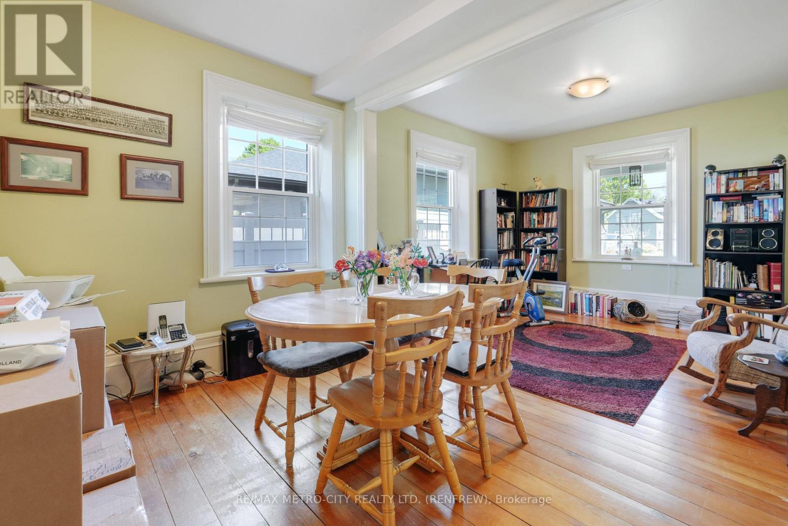 674 Raglan Street S Property Photo 10