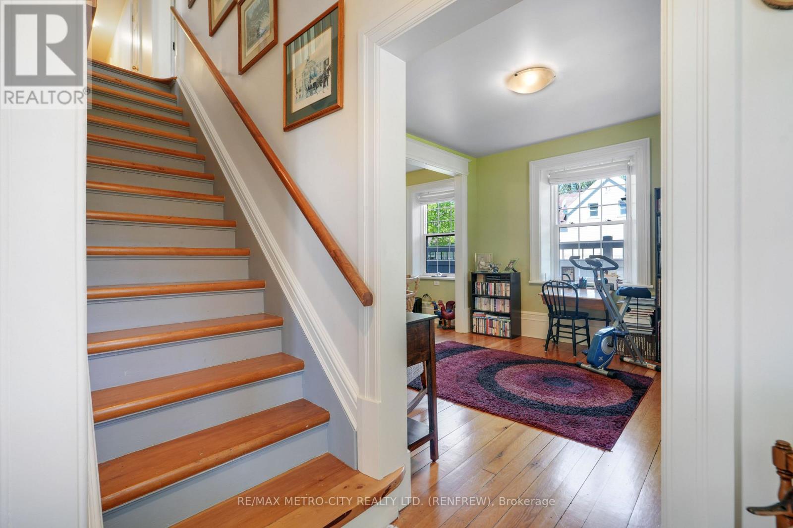 674 Raglan Street S Property Photo 11
