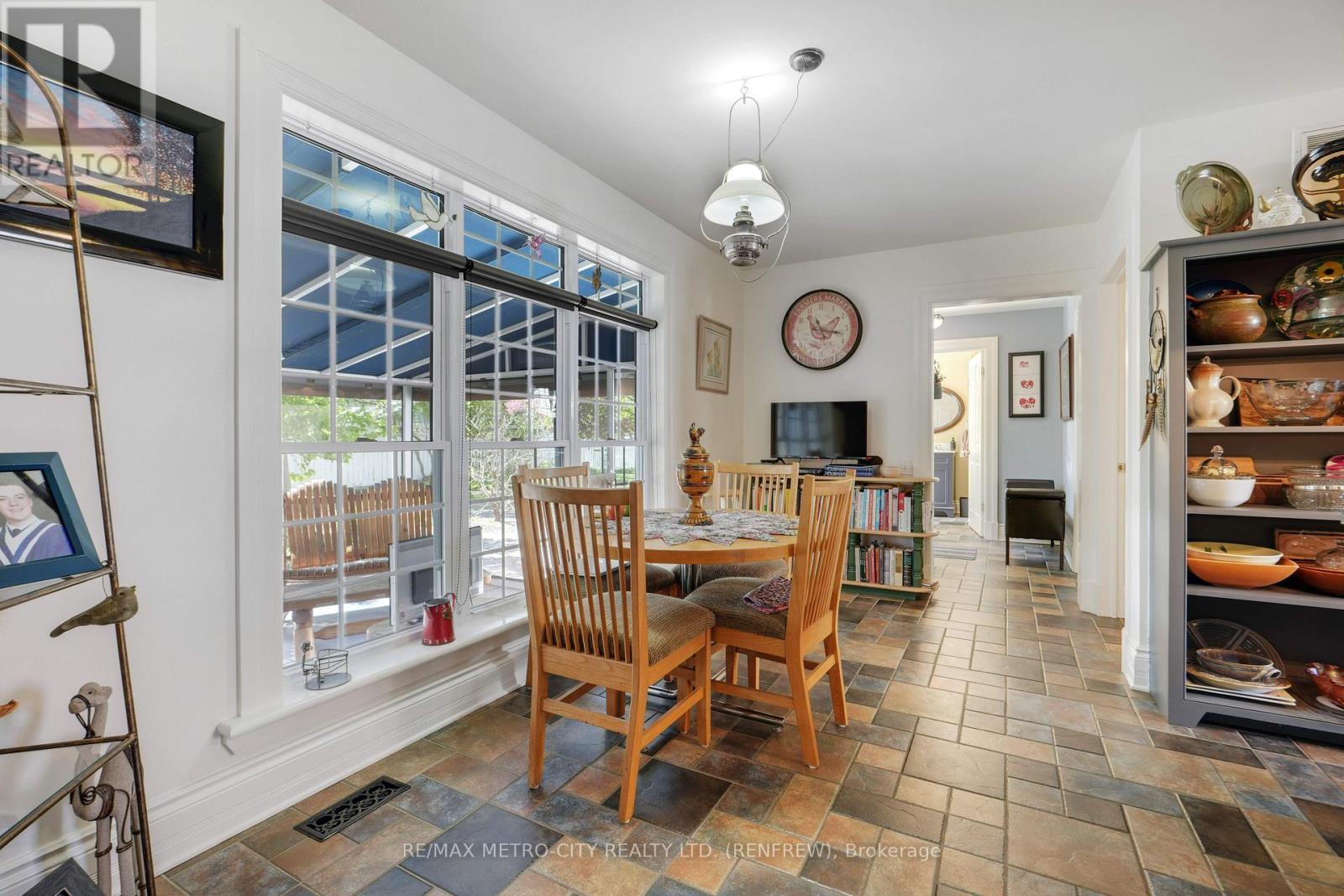 674 Raglan Street S Property Photo 15