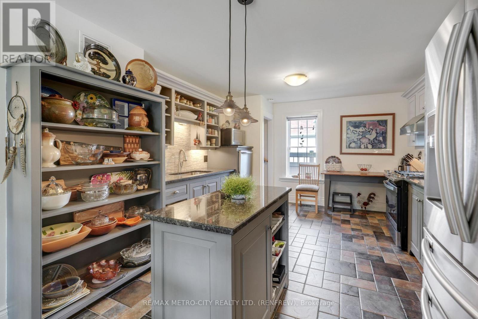 674 Raglan Street S Property Photo 16