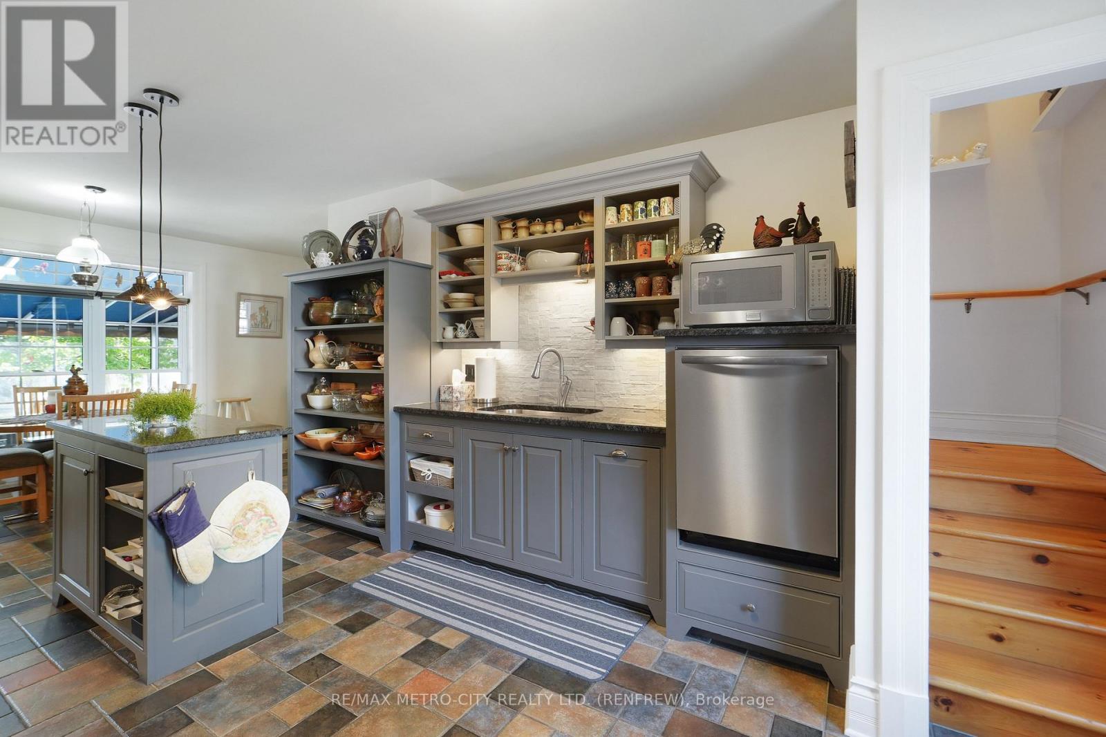 674 Raglan Street S Property Photo 19