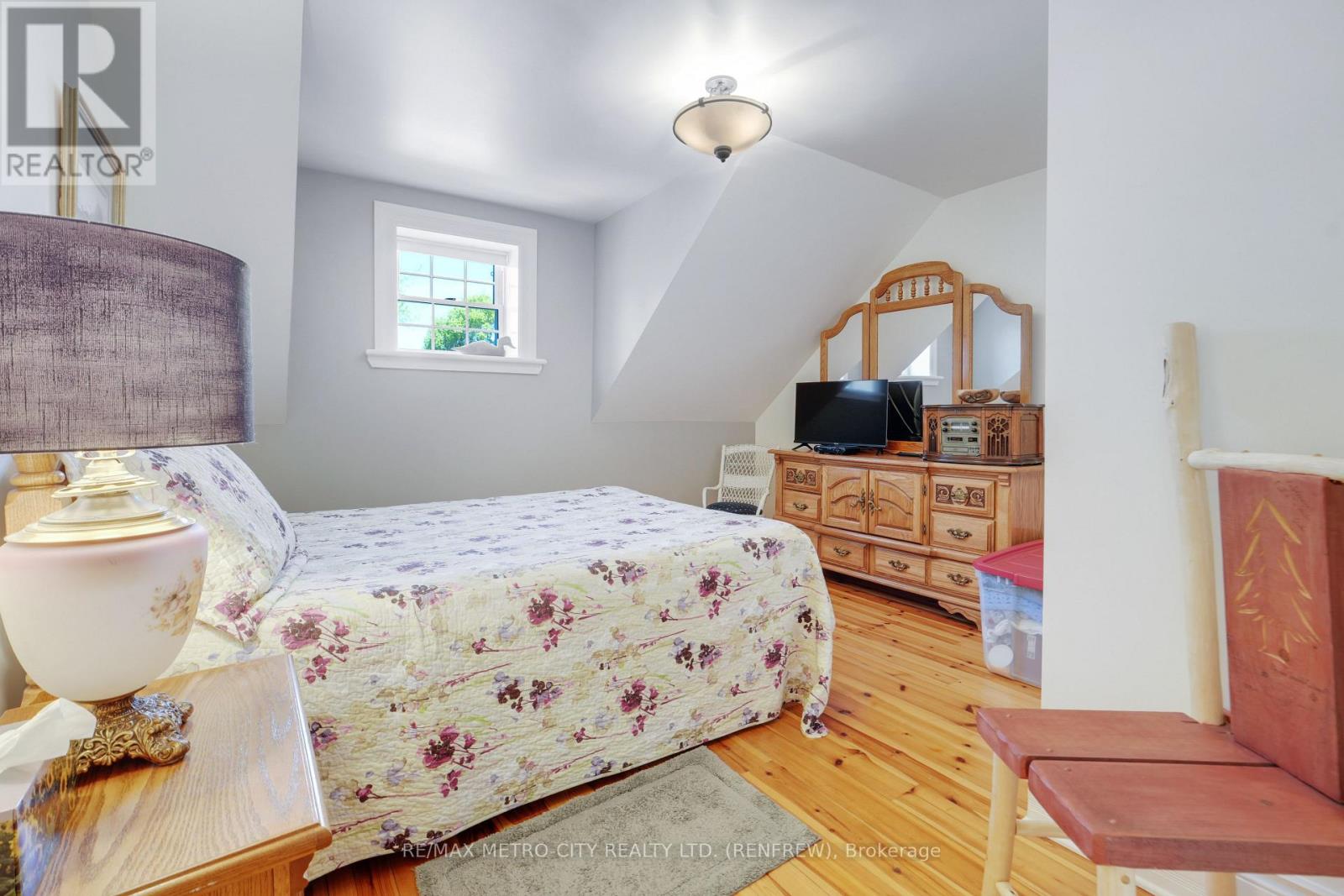 674 Raglan Street S Property Photo 23