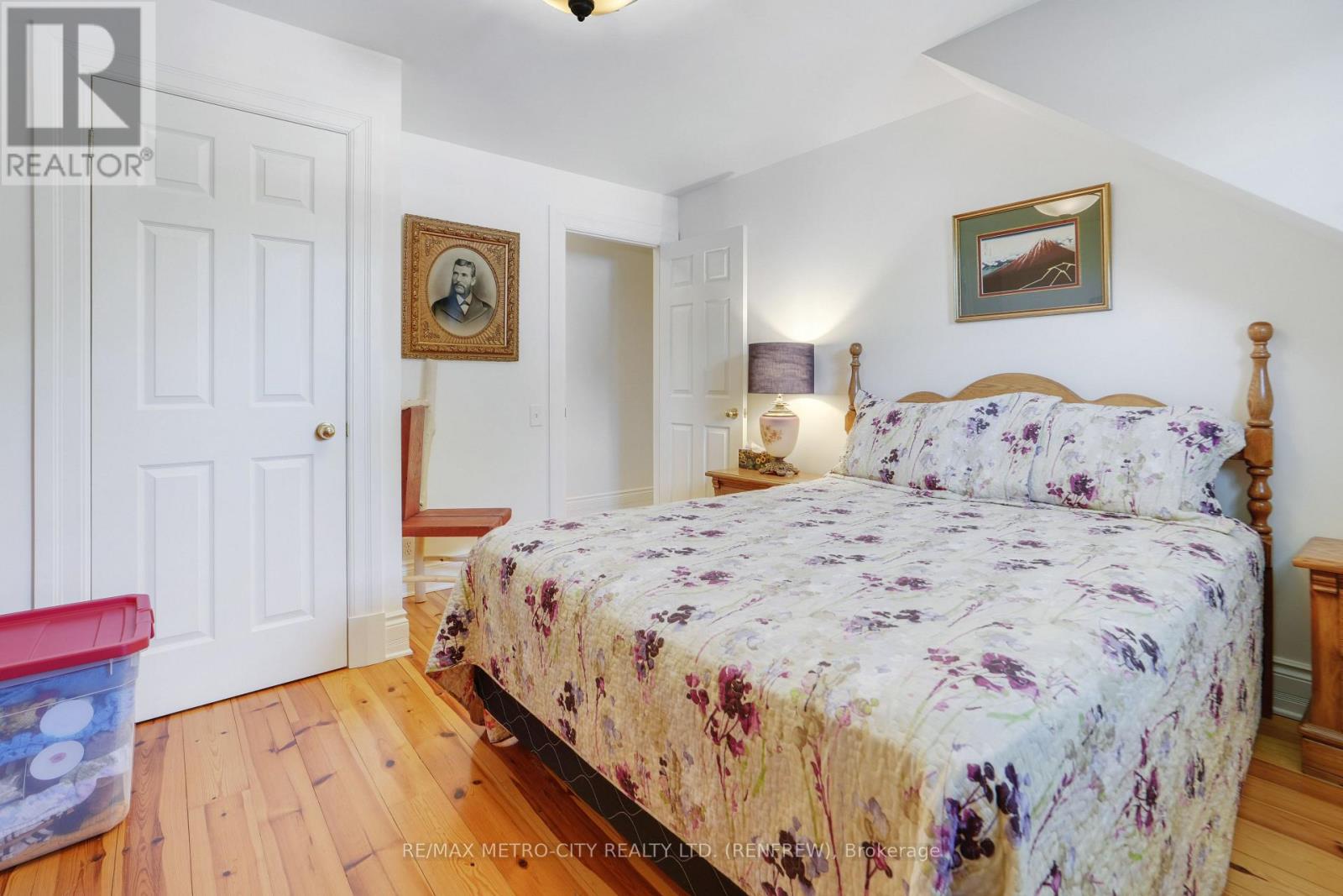 674 Raglan Street S Property Photo 24