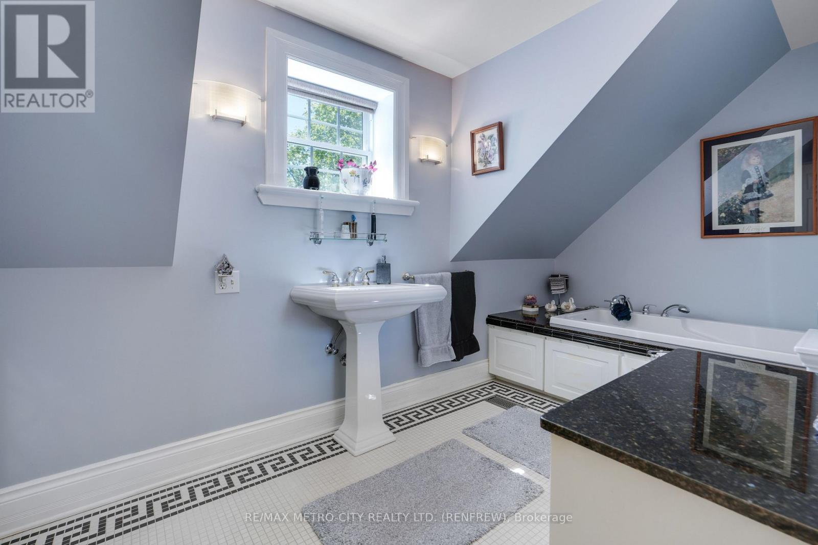 674 Raglan Street S Property Photo 25