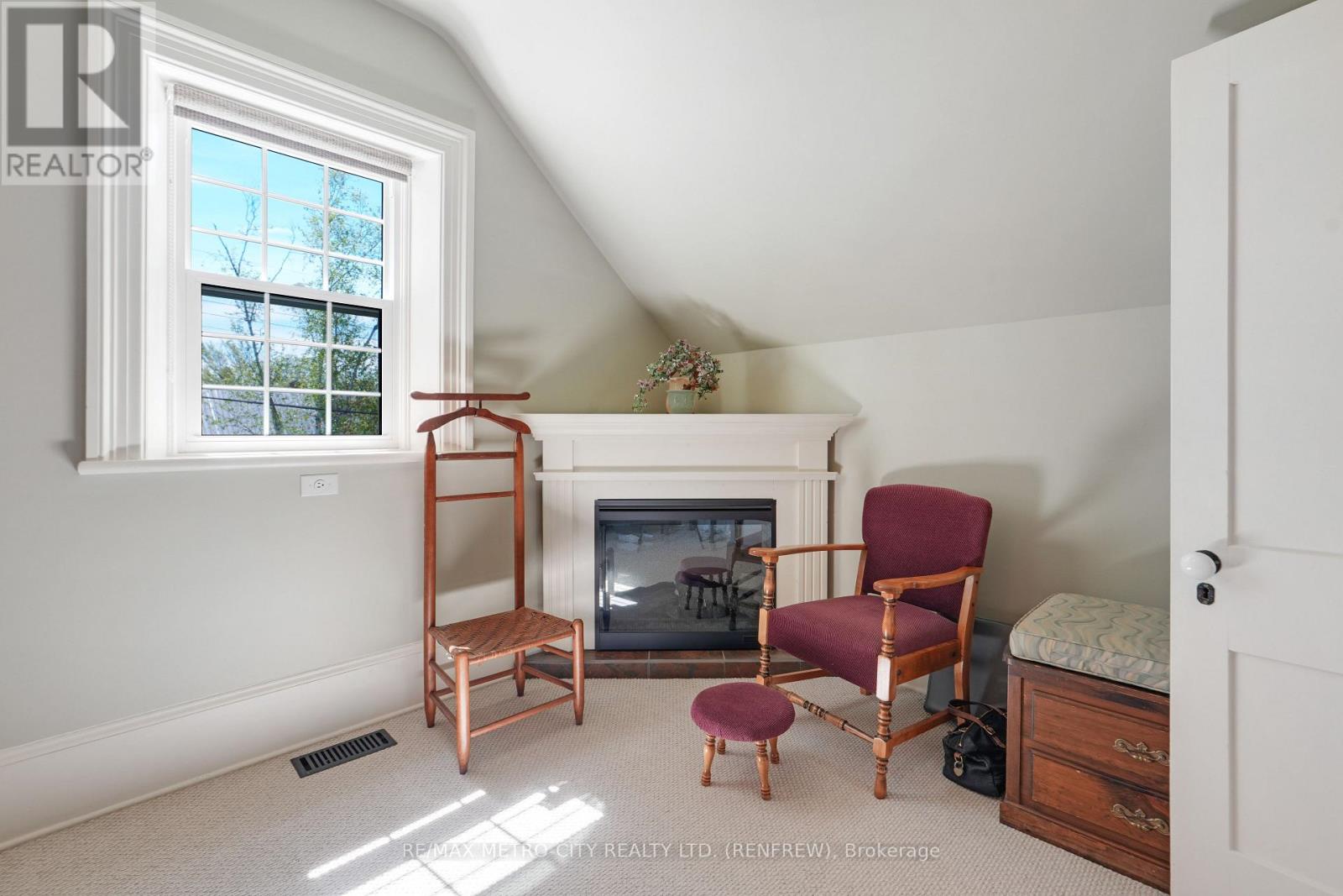 674 Raglan Street S Property Photo 30