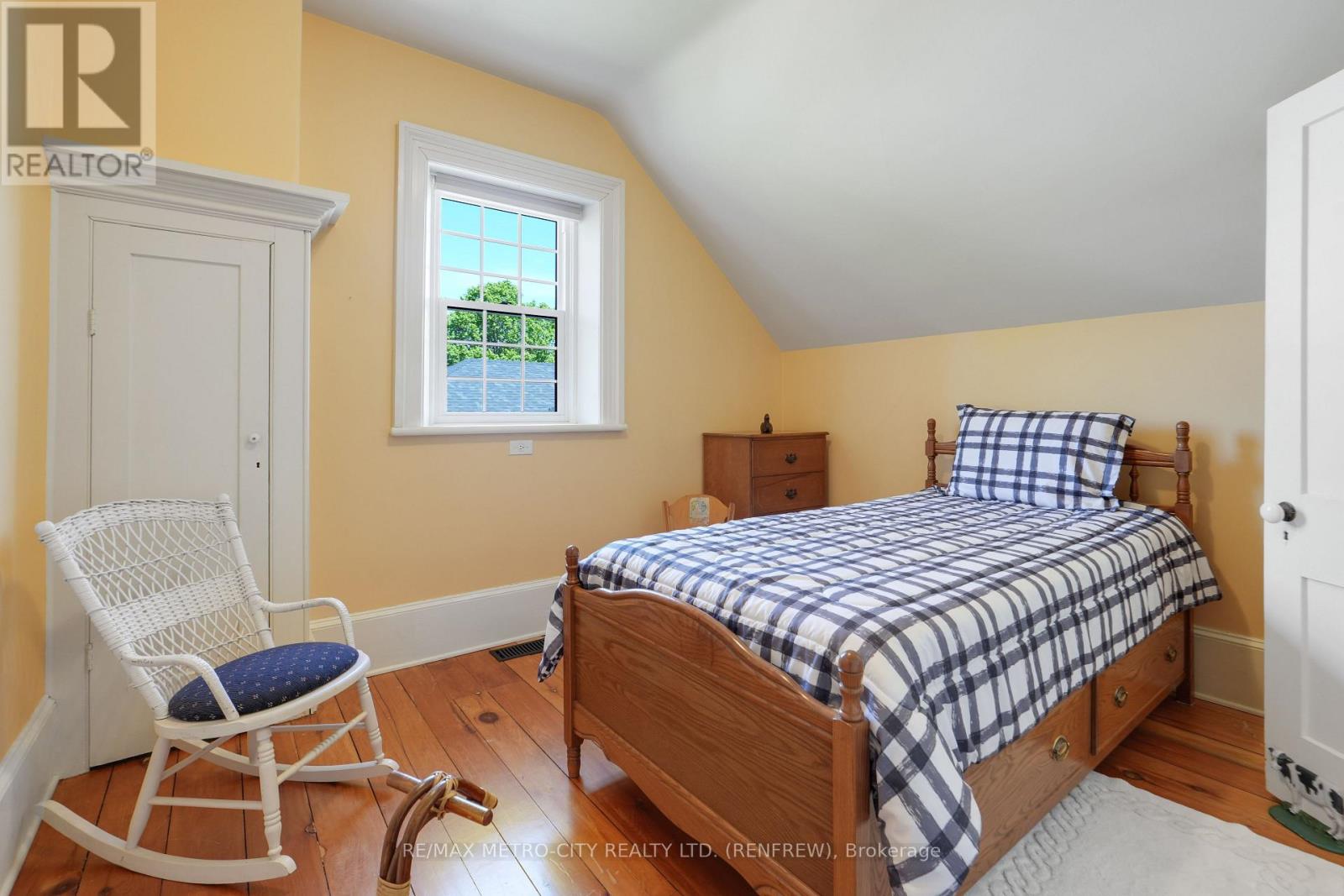 674 Raglan Street S Property Photo 34