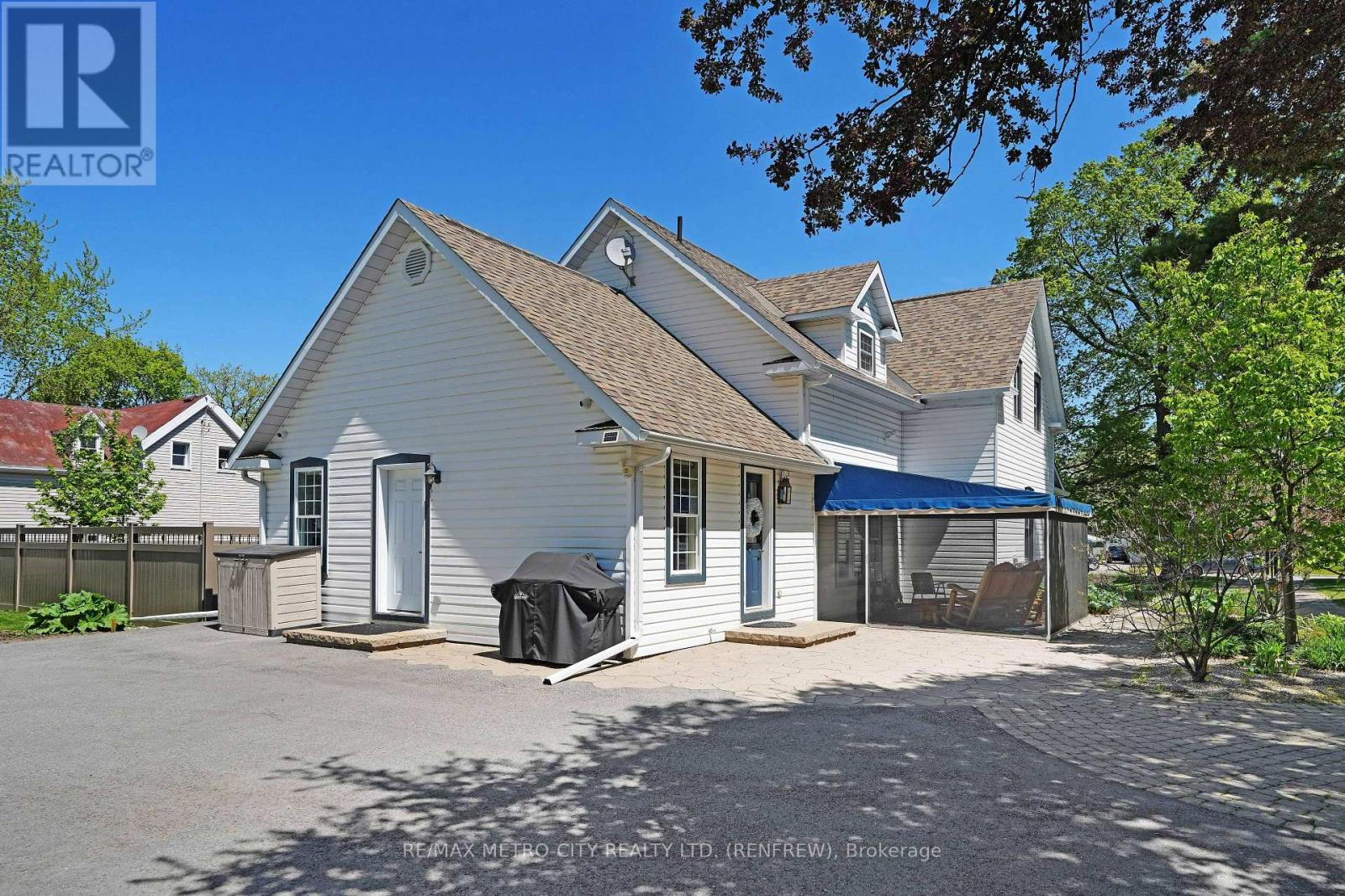 674 Raglan Street S Property Photo 43