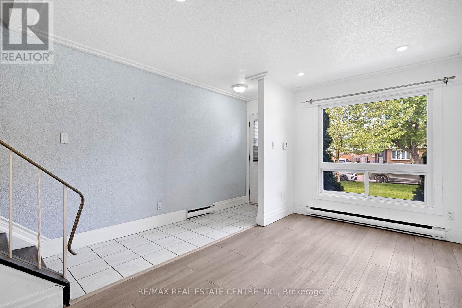 D - 71d Wellesley Crescent Property Photo 2