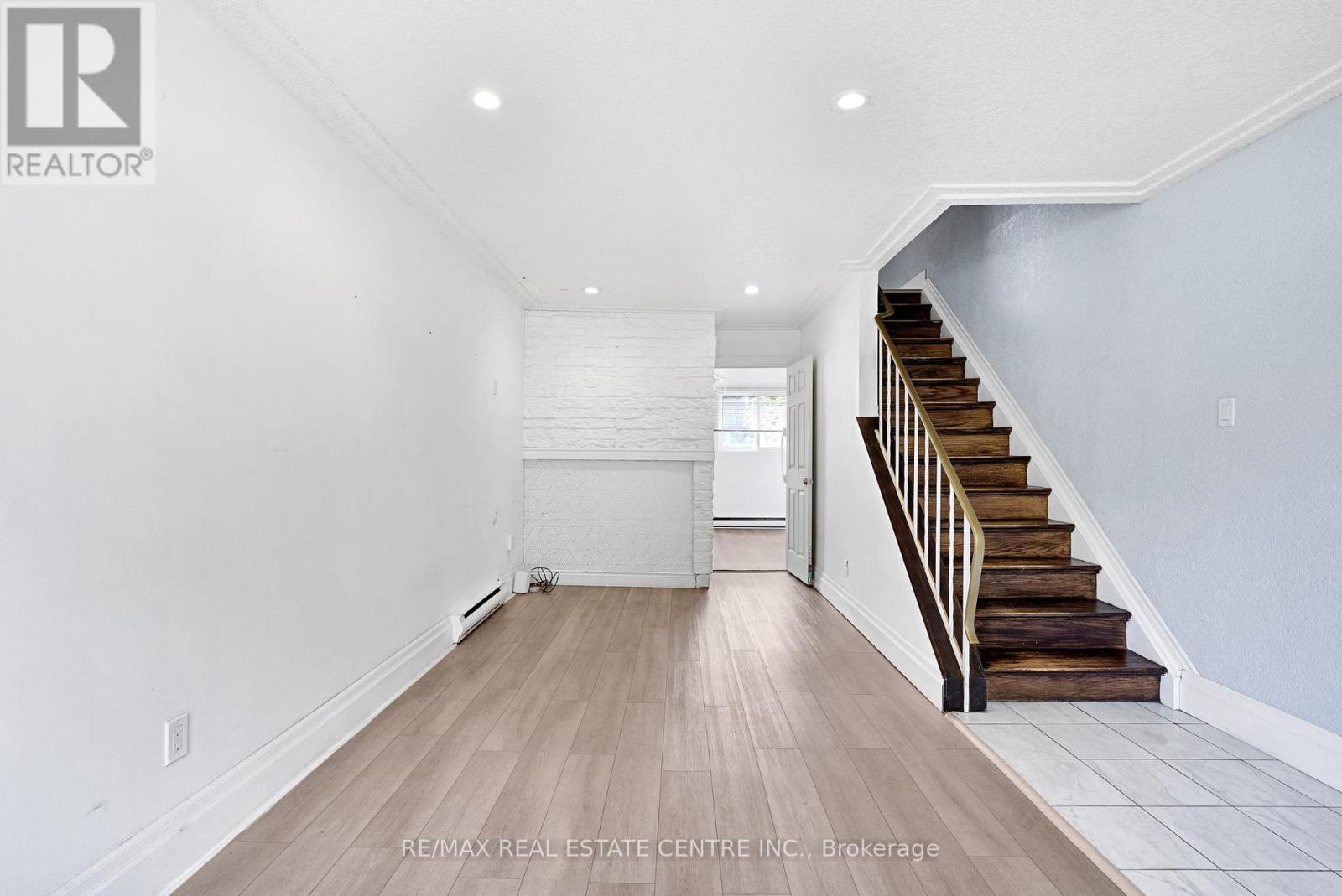 D - 71d Wellesley Crescent Property Photo 3