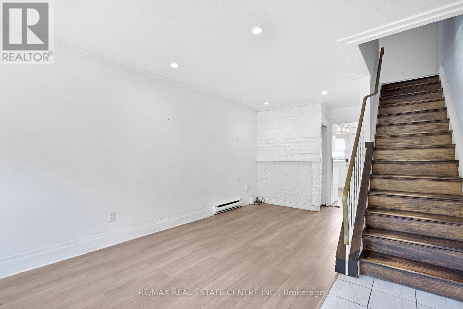 D - 71d Wellesley Crescent Property Photo 4