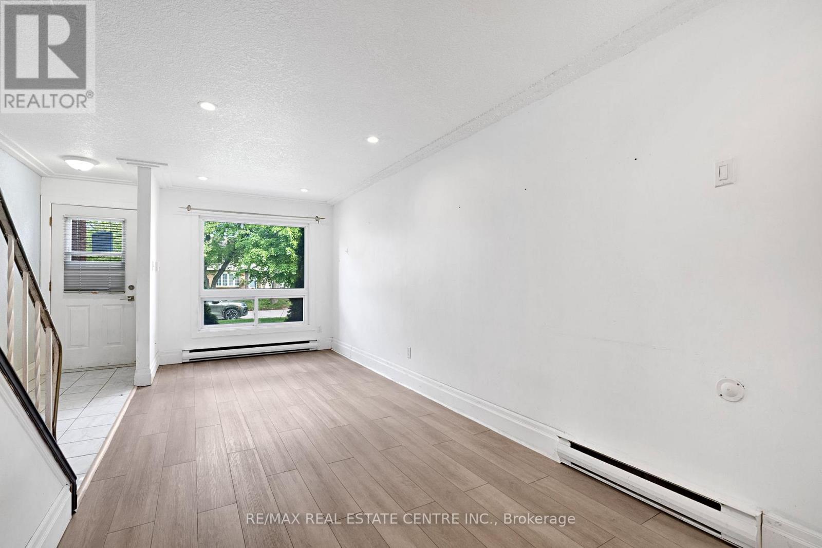 D - 71d Wellesley Crescent Property Photo 6