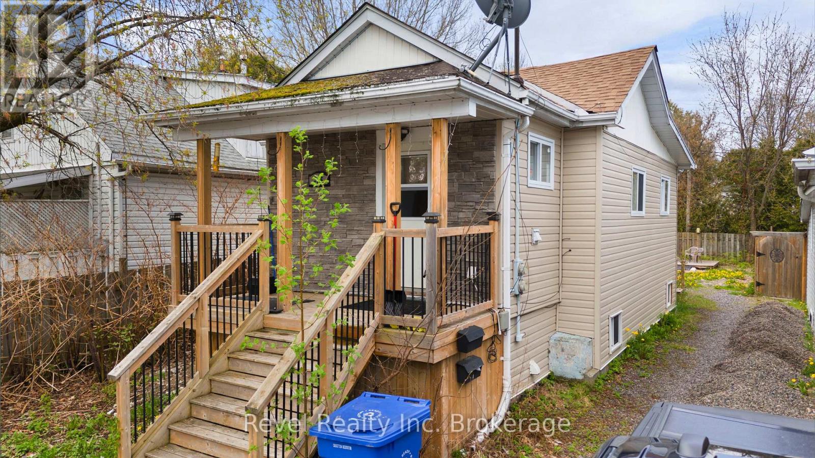 155 Duke Street W Property Photo 4