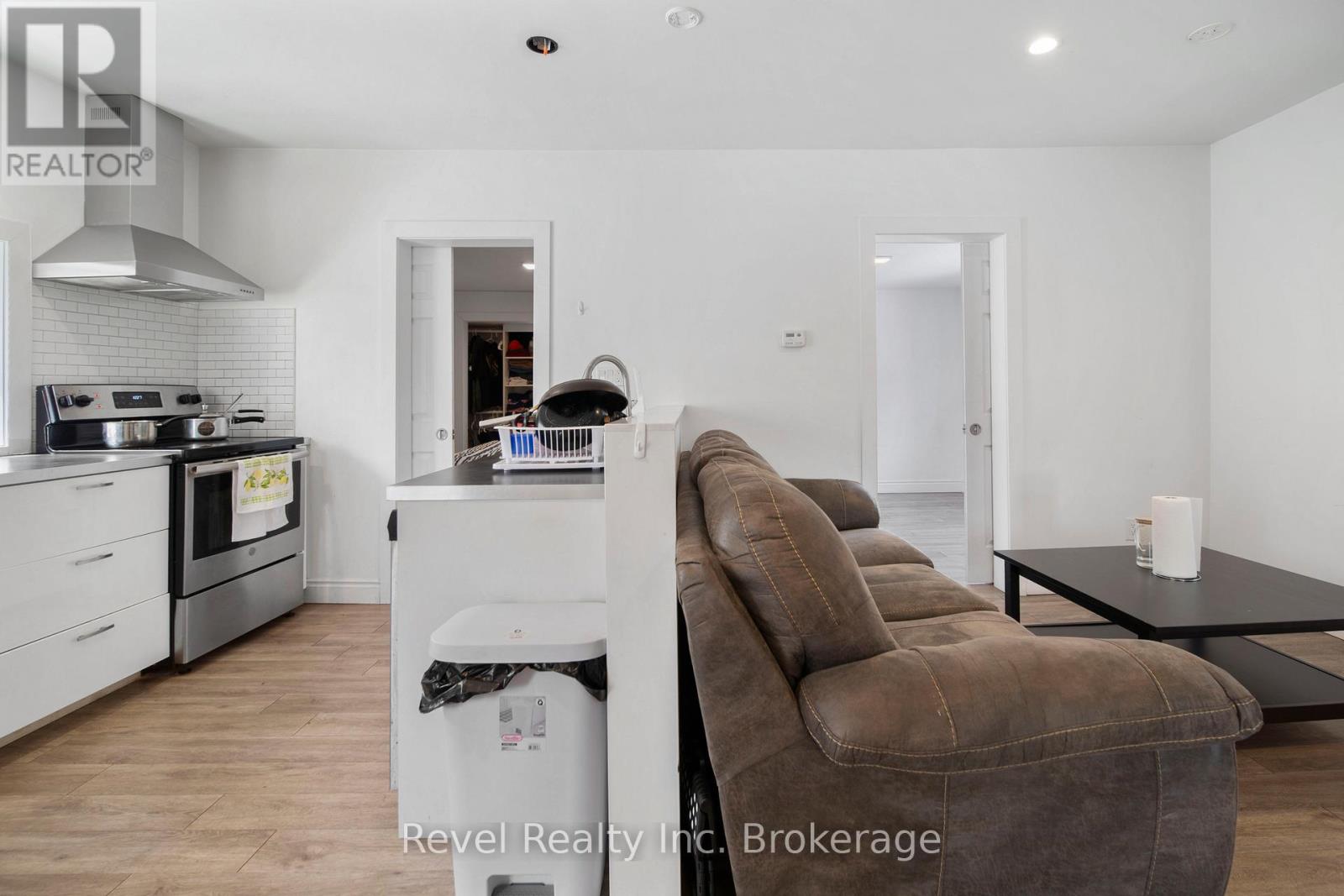 155 Duke Street W Property Photo 8