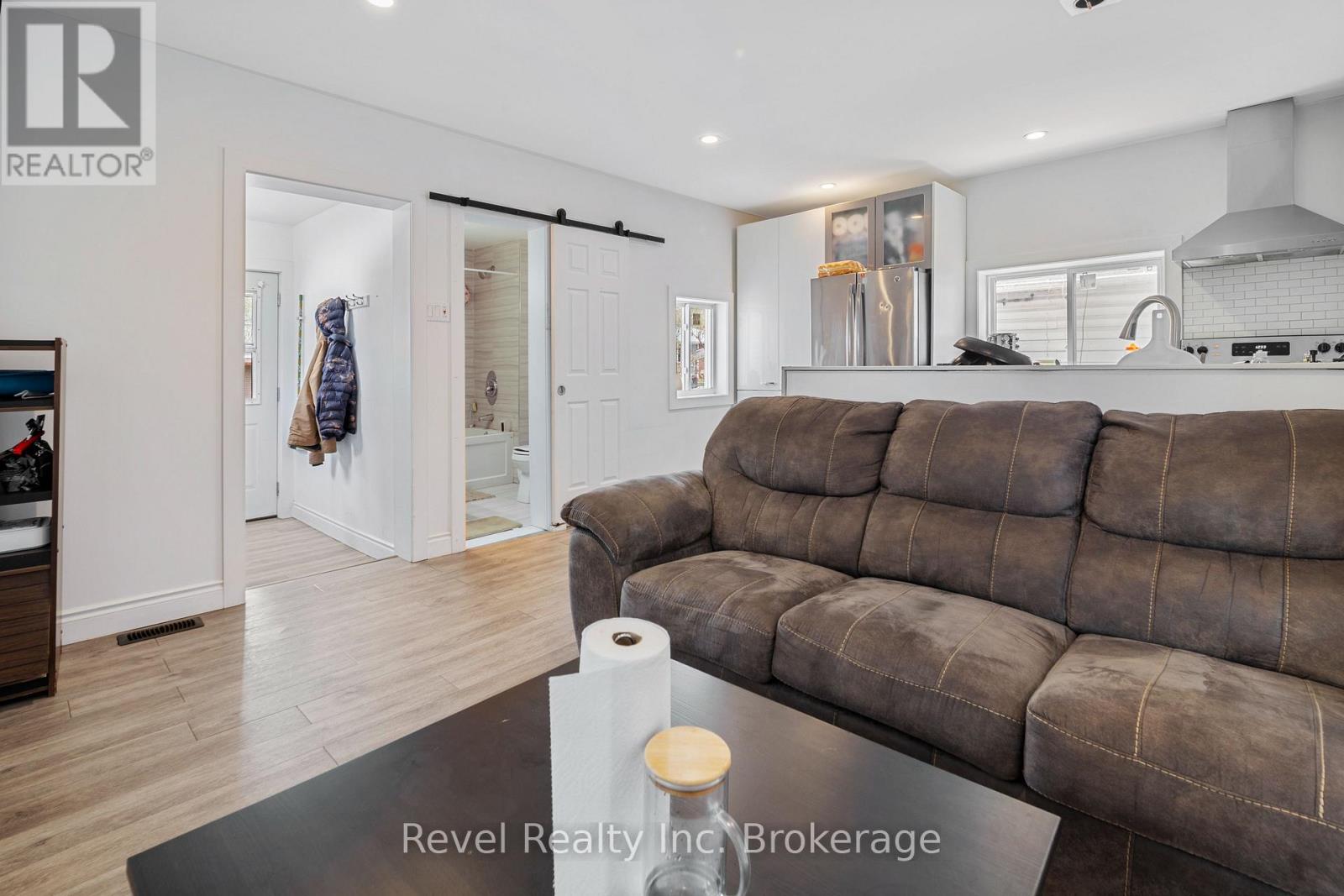 155 Duke Street W Property Photo 9
