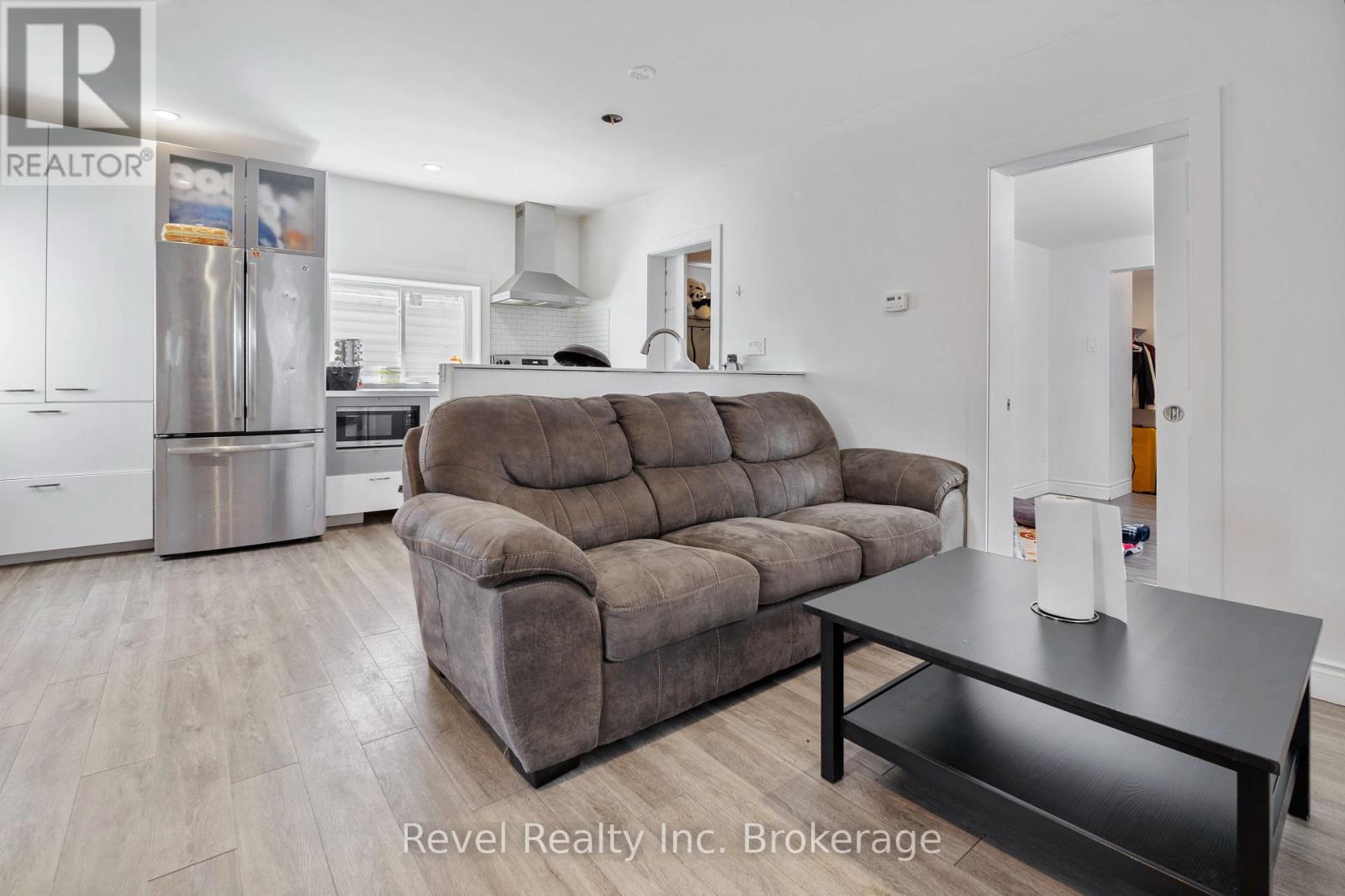 155 Duke Street W Property Photo 10