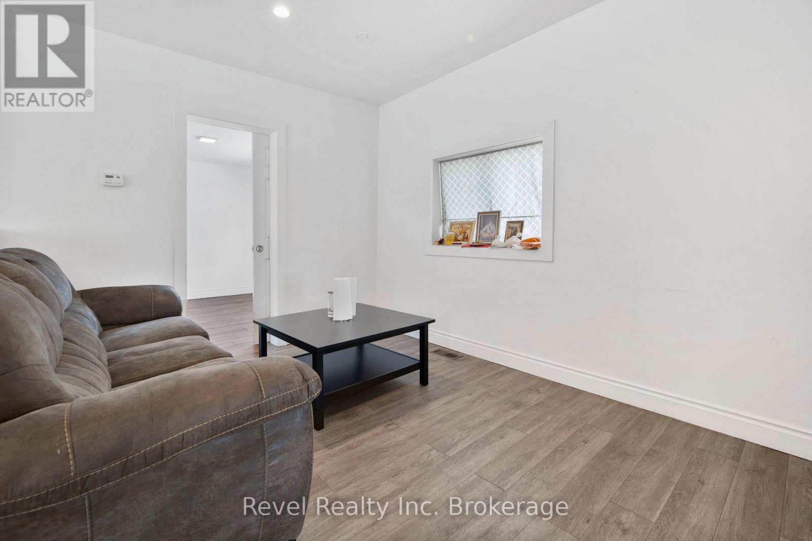 155 Duke Street W Property Photo 11