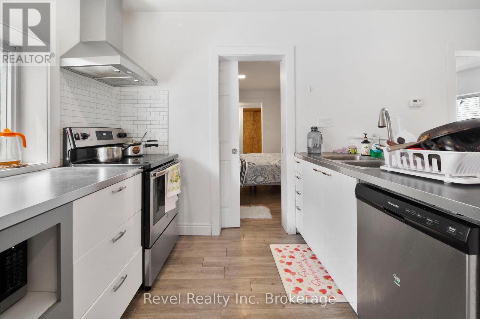 155 Duke Street W Property Photo 12