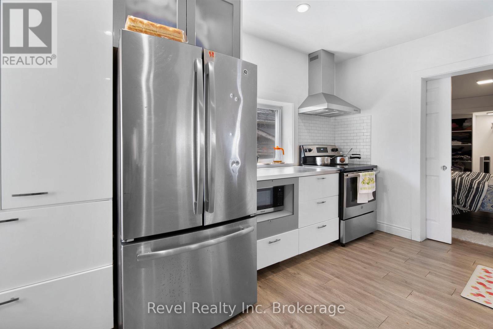 155 Duke Street W Property Photo 13