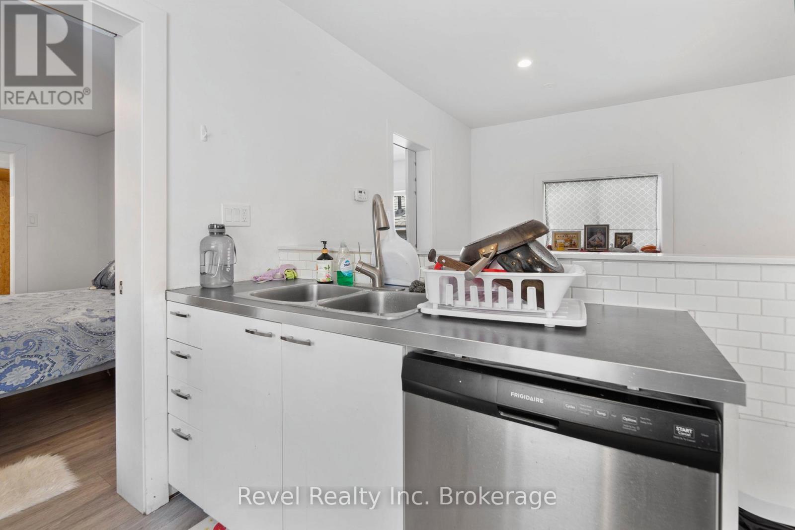 155 Duke Street W Property Photo 14