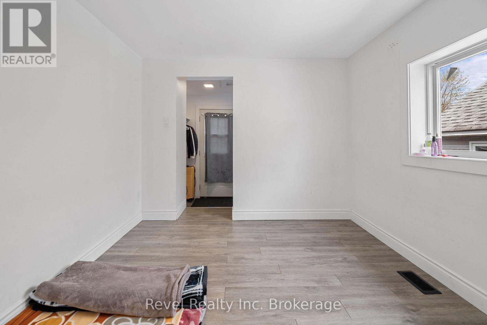 155 Duke Street W Property Photo 20