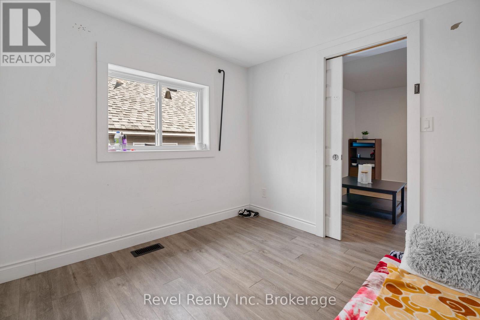 155 Duke Street W Property Photo 22