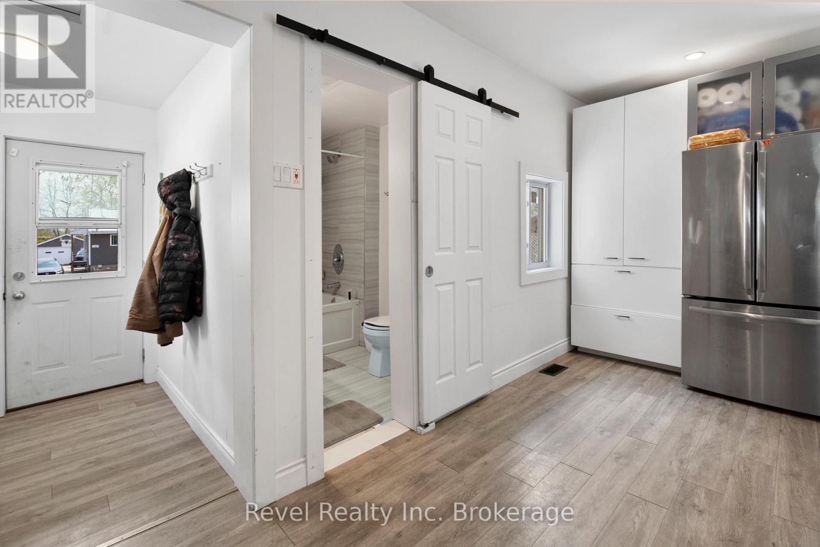 155 Duke Street W Property Photo 23