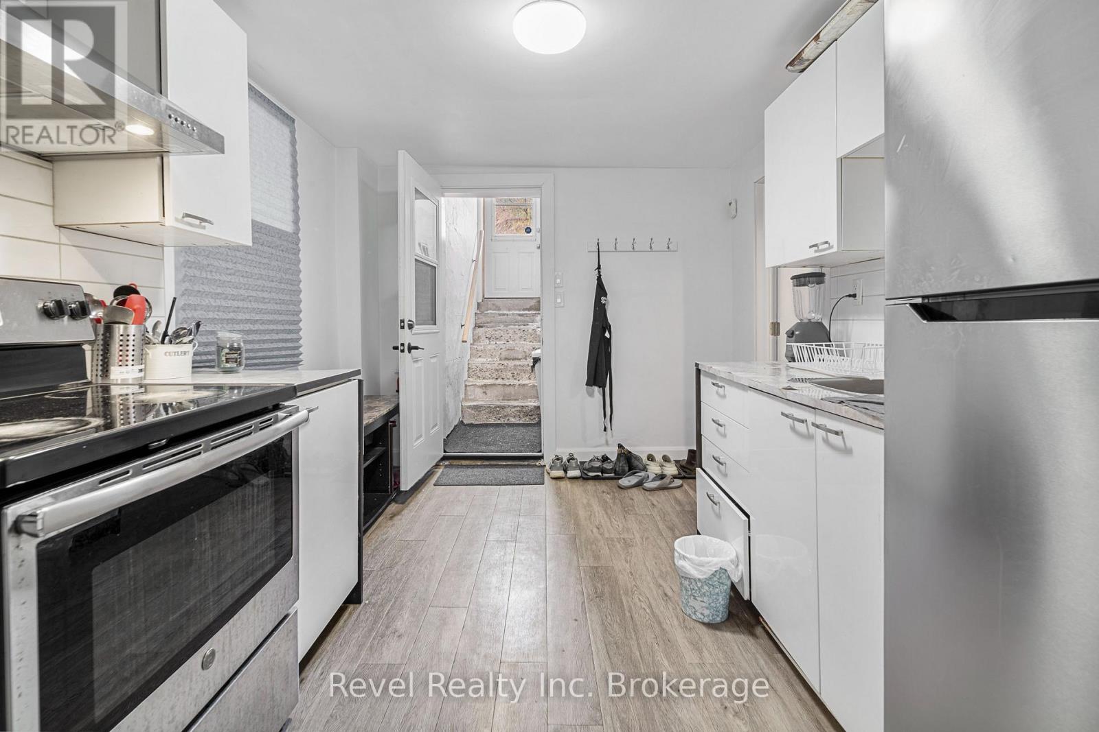 155 Duke Street W Property Photo 32