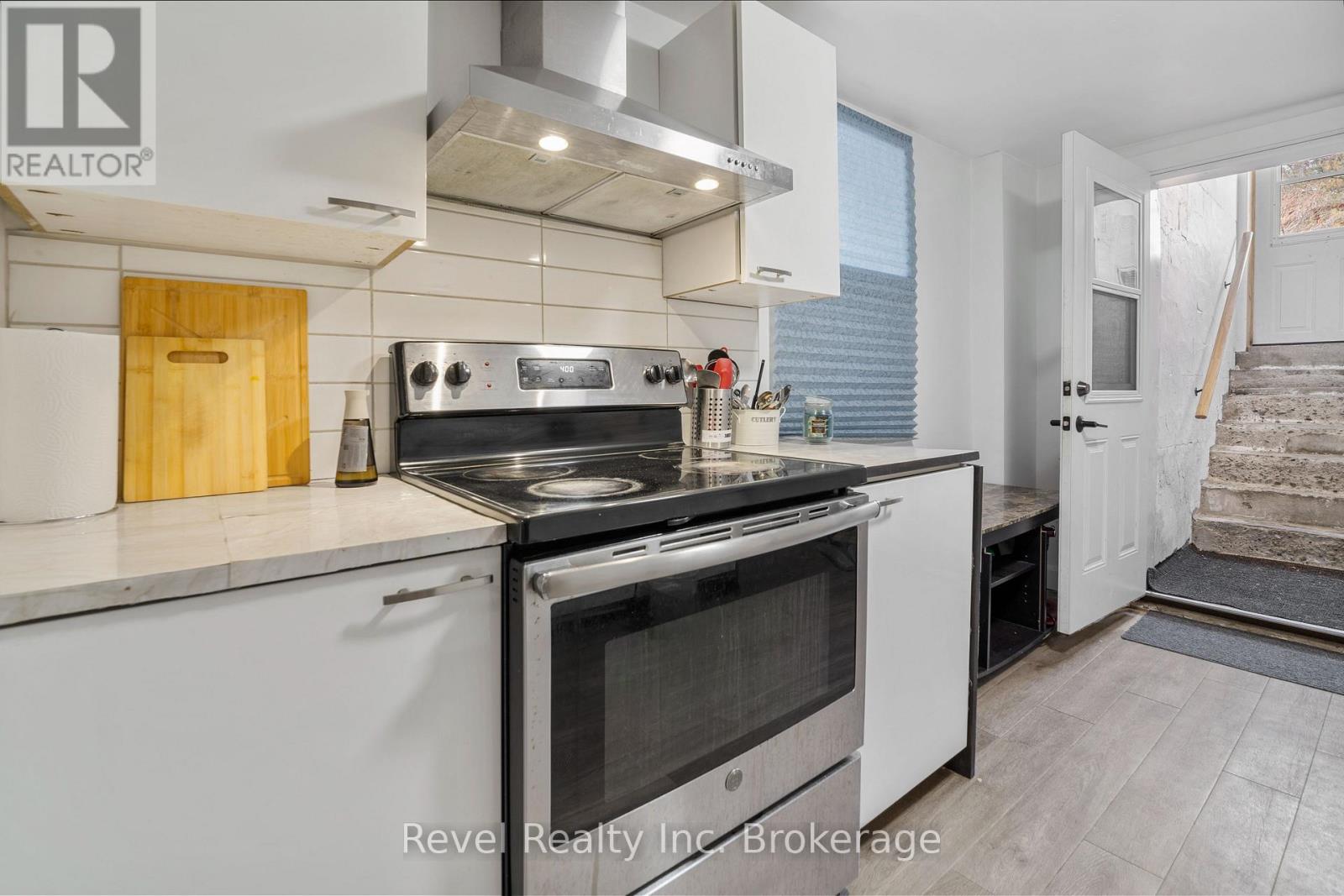 155 Duke Street W Property Photo 33