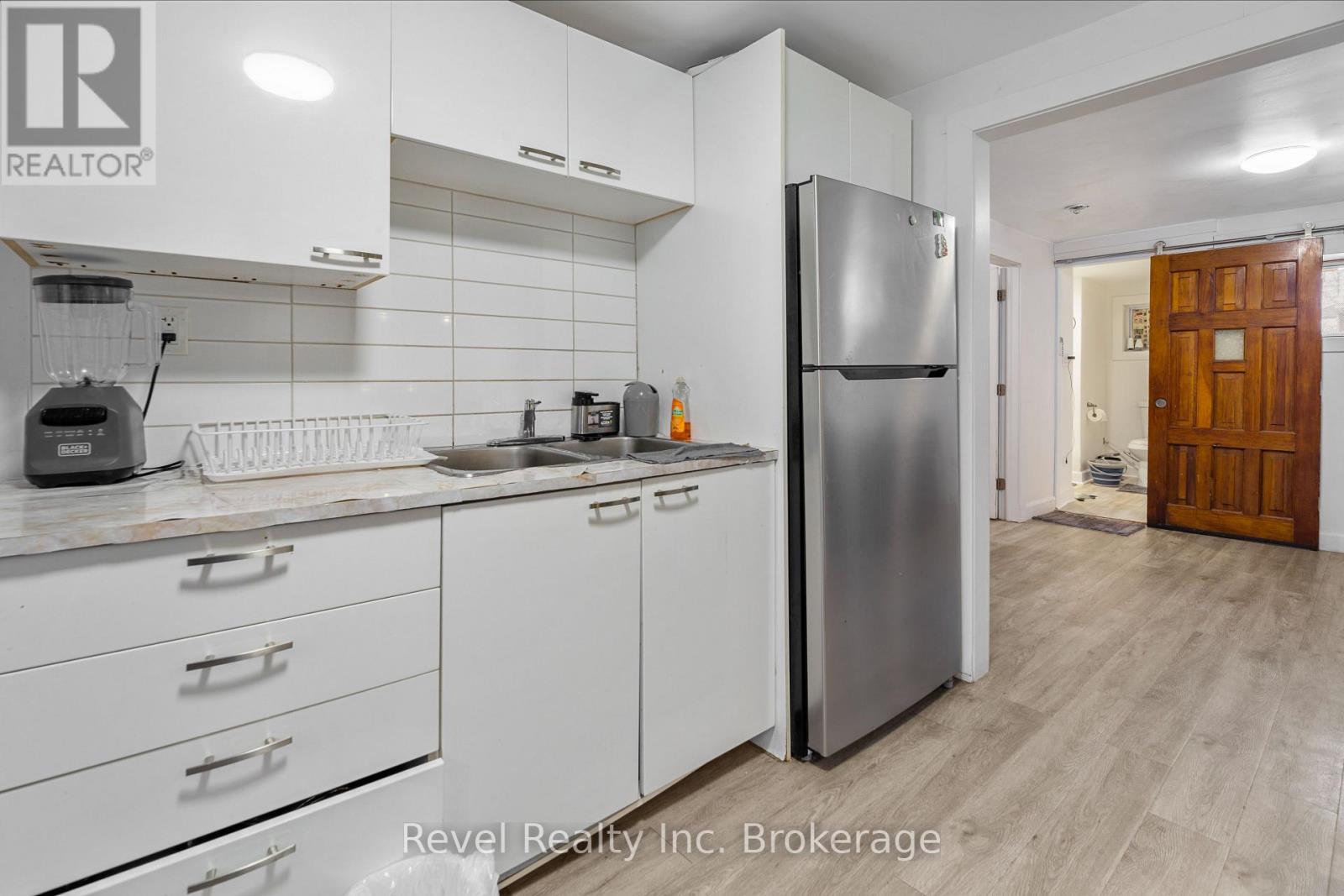 155 Duke Street W Property Photo 34