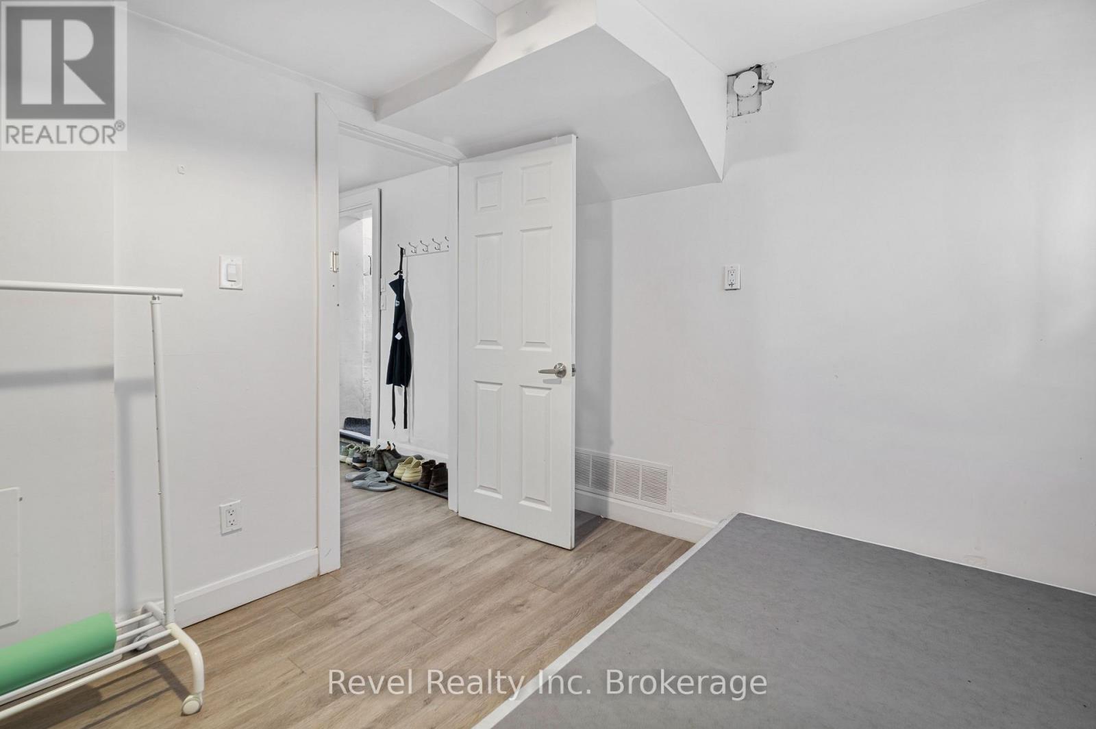 155 Duke Street W Property Photo 38
