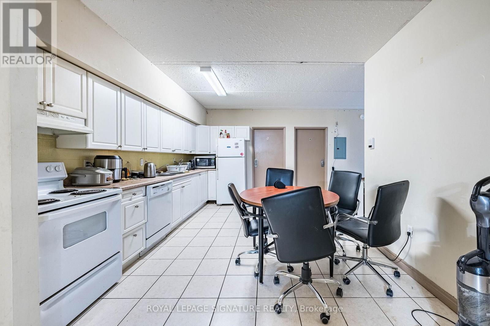 401 - 251 Lester Street Property Photo 11