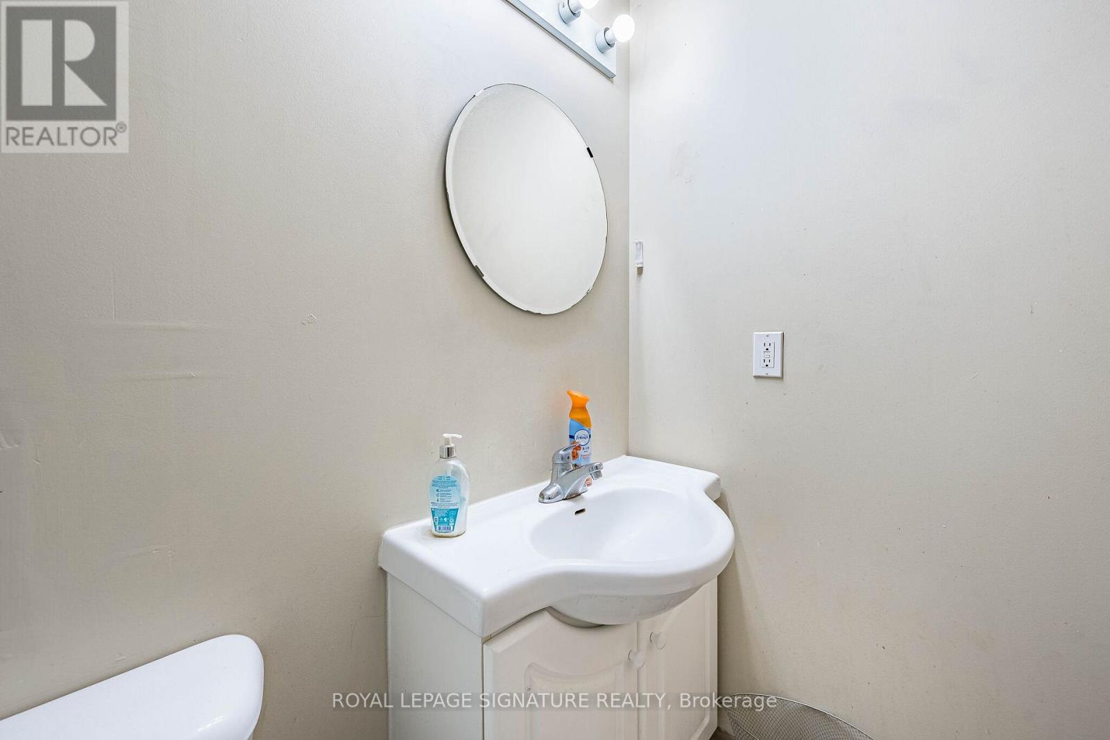 401 - 251 Lester Street Property Photo 18
