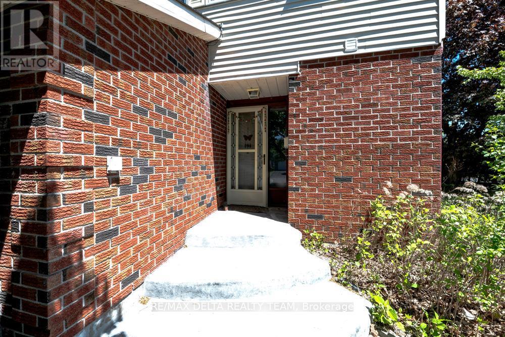 132 Acklam Terrace W Property Photo 4