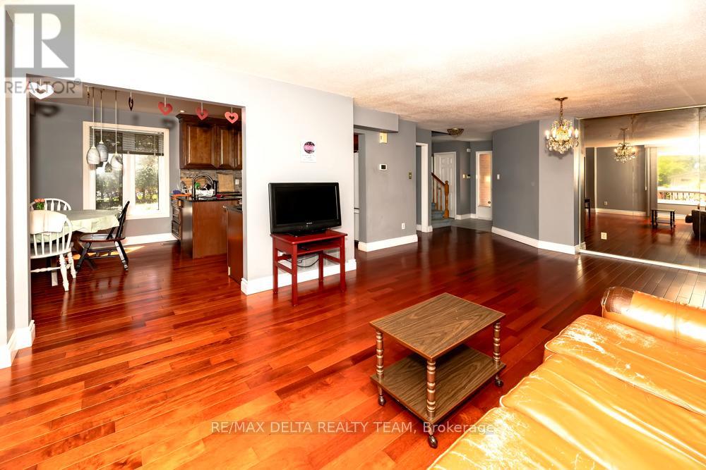 132 Acklam Terrace W Property Photo 9
