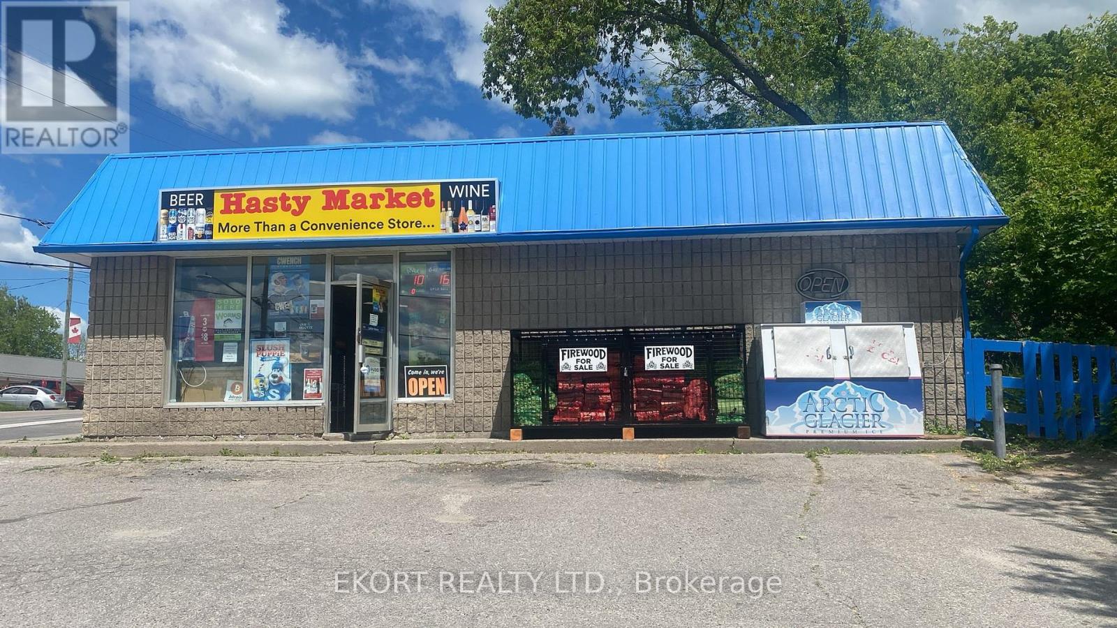 66 St Lawrence Street W Property Photo 1