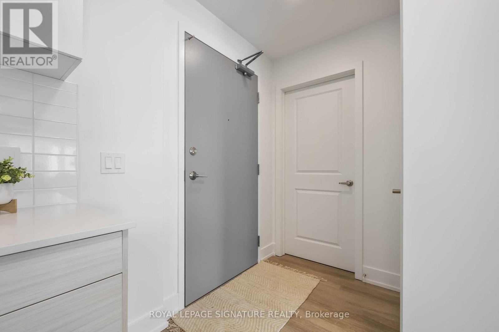 303 - 19b West Street N Property Photo 7