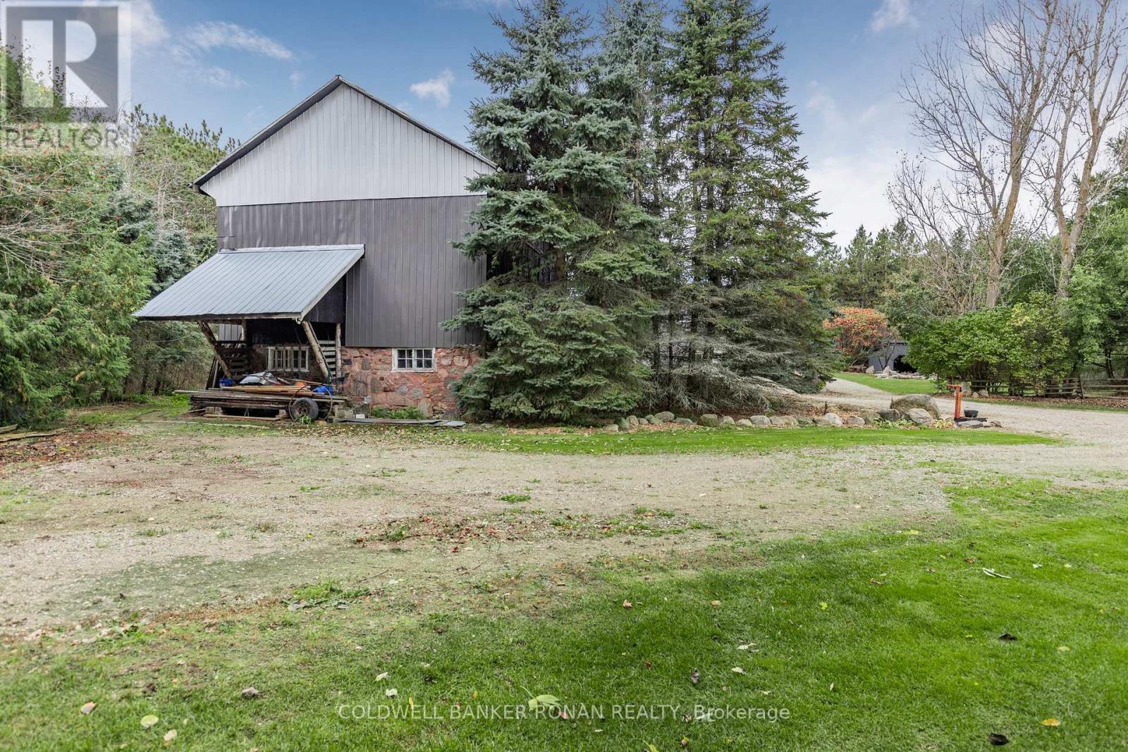 836138 4th Line E Property Photo 11