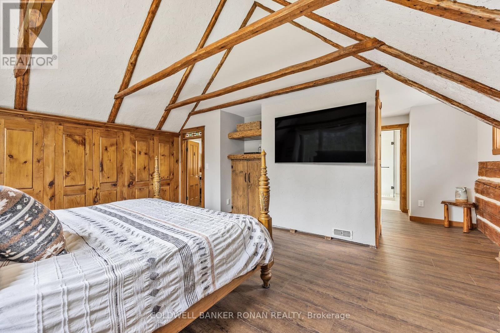 836138 4th Line E Property Photo 24