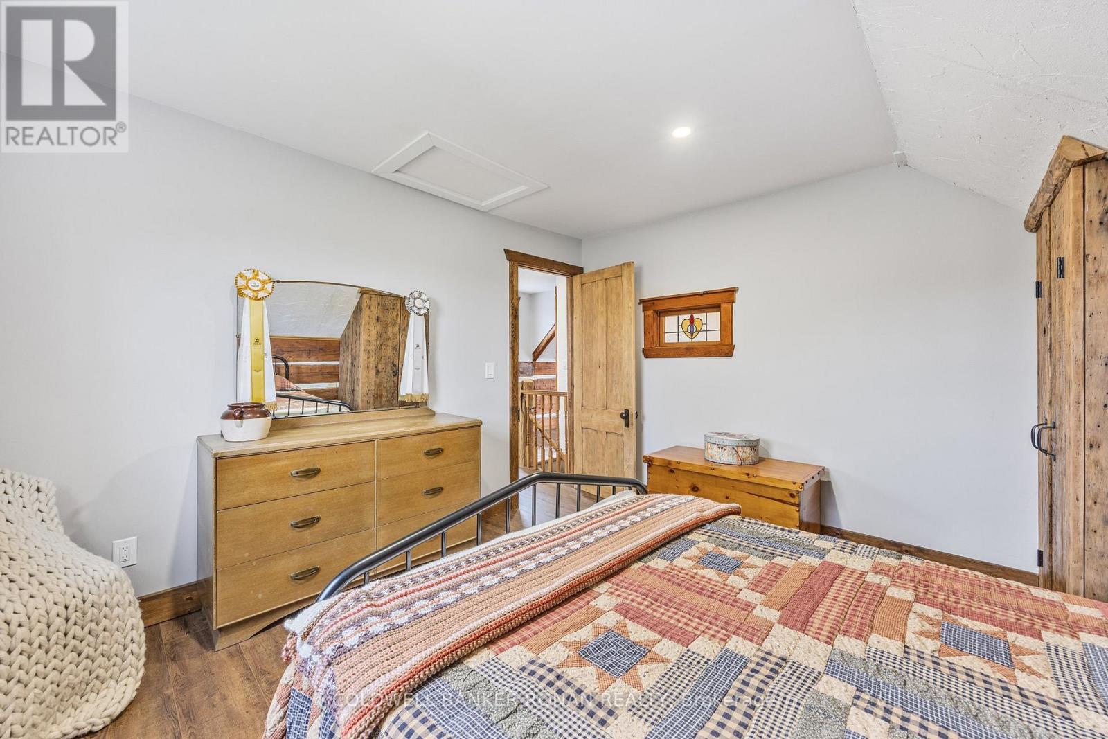 836138 4th Line E Property Photo 26
