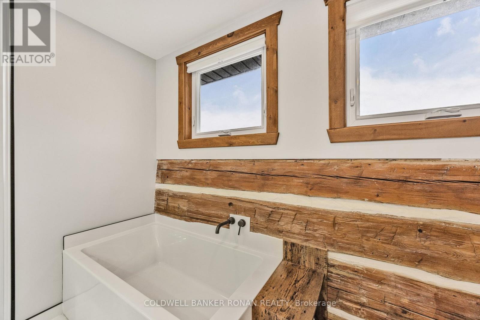 836138 4th Line E Property Photo 29